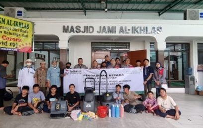 Dosen dan mahasiswa  D3 Perhotelan berkontribusi dalam pembersihan fasilitas Masjid AL IKHLAS sarijadi Kota Bandung