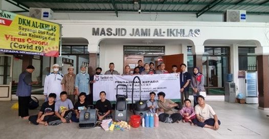 Dosen dan mahasiswa  D3 Perhotelan berkontribusi dalam pembersihan fasilitas Masjid AL IKHLAS sarijadi Kota Bandung