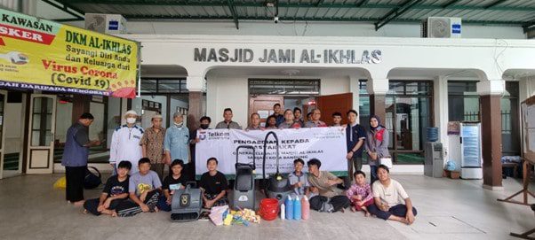 Dosen dan mahasiswa D3 Perhotelan berkontribusi dalam pembersihan fasilitas Masjid AL IKHLAS sarijadi Kota Bandung Dosen dan mahasiswa D3 Perhotelan berkontribusi dalam pembersihan fasilitas Masjid AL IKHLAS sarijadi Kota Bandung